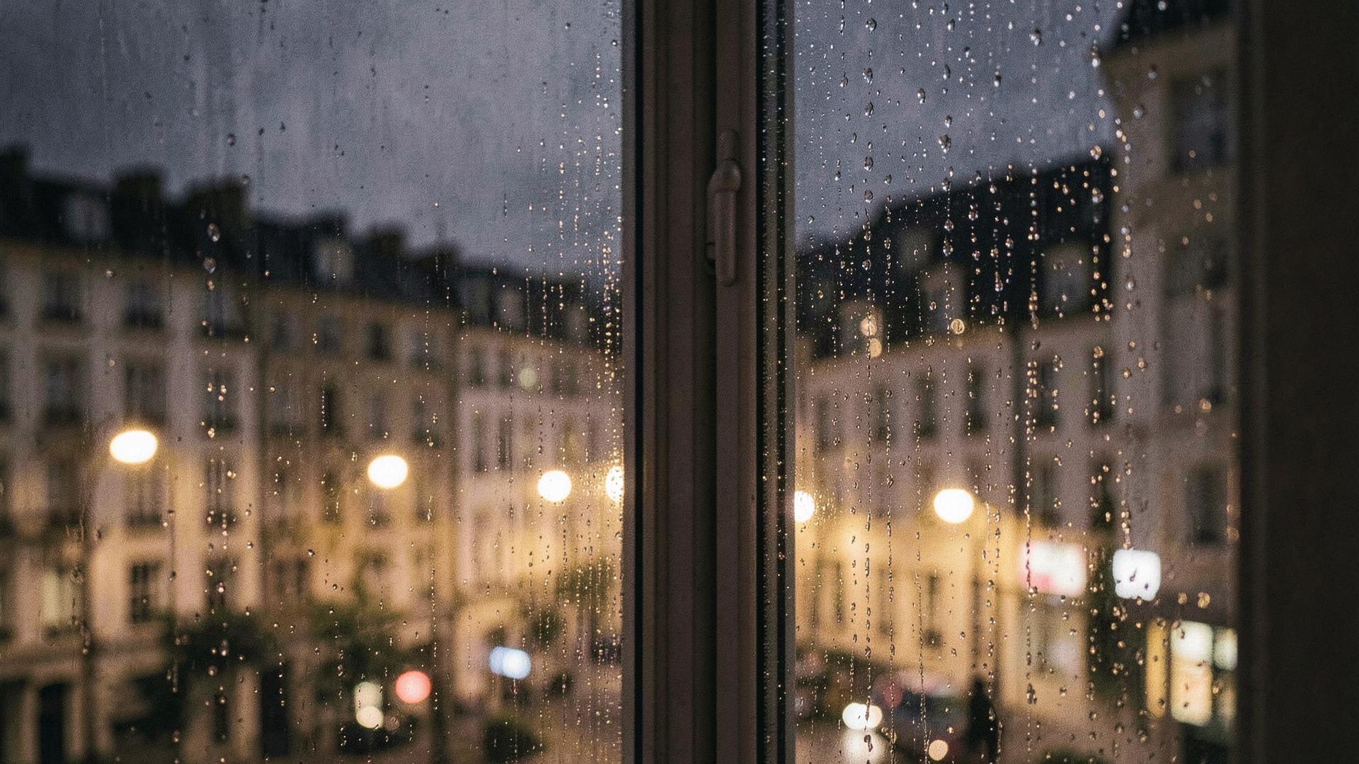 Regen op een raam in Brussel bij avond