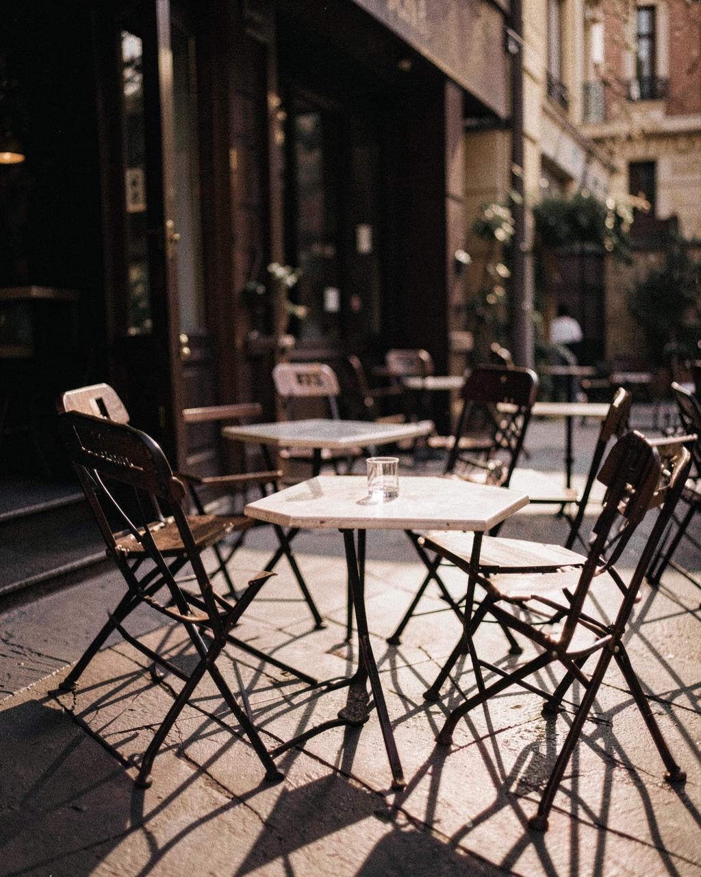 Terras in de late namiddagzon met lege stoelen