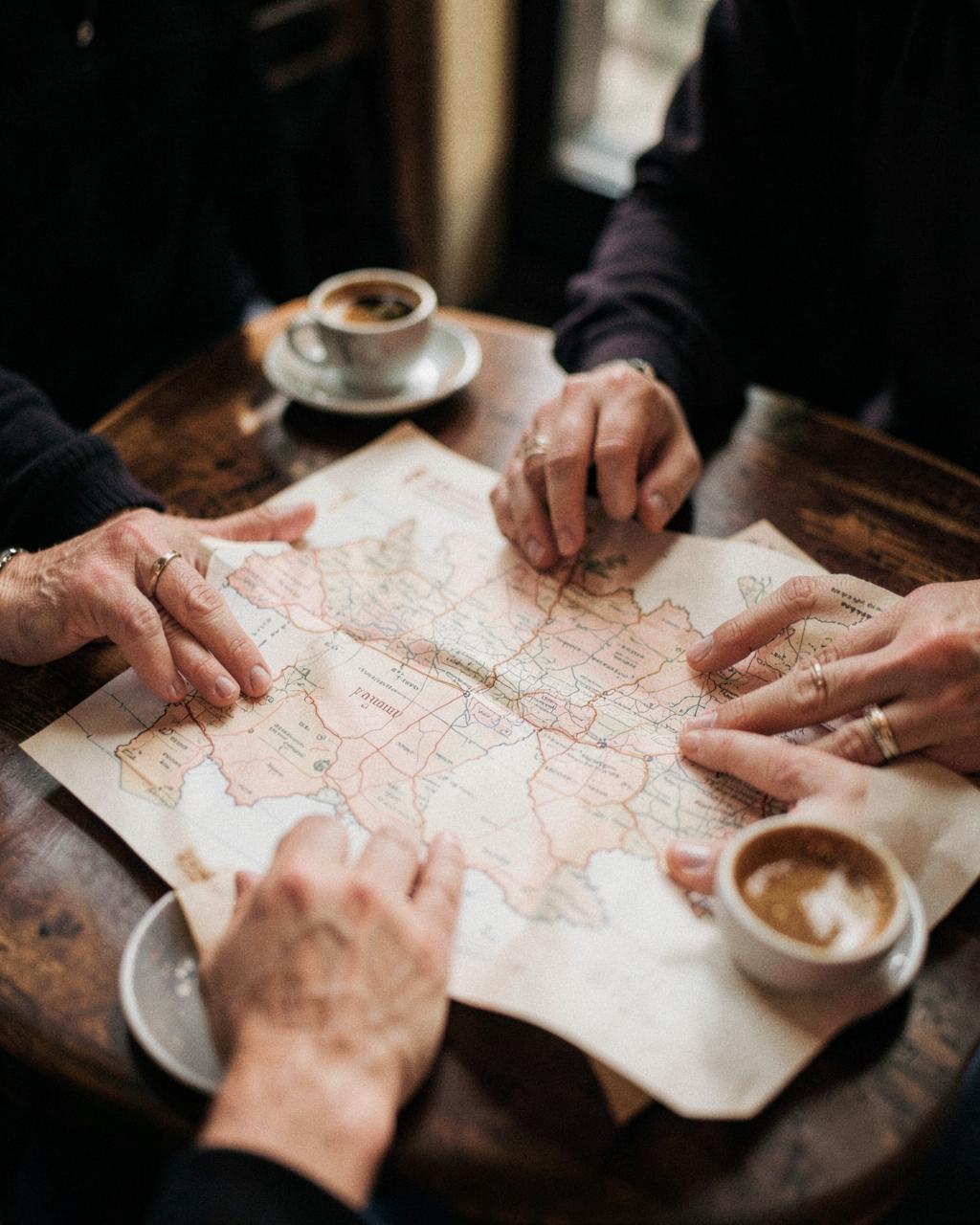 Twee handen op een kaart aan een café-tafel